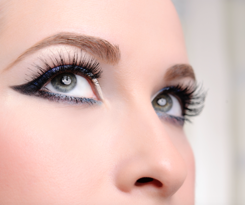 how to remove fake eyelashes